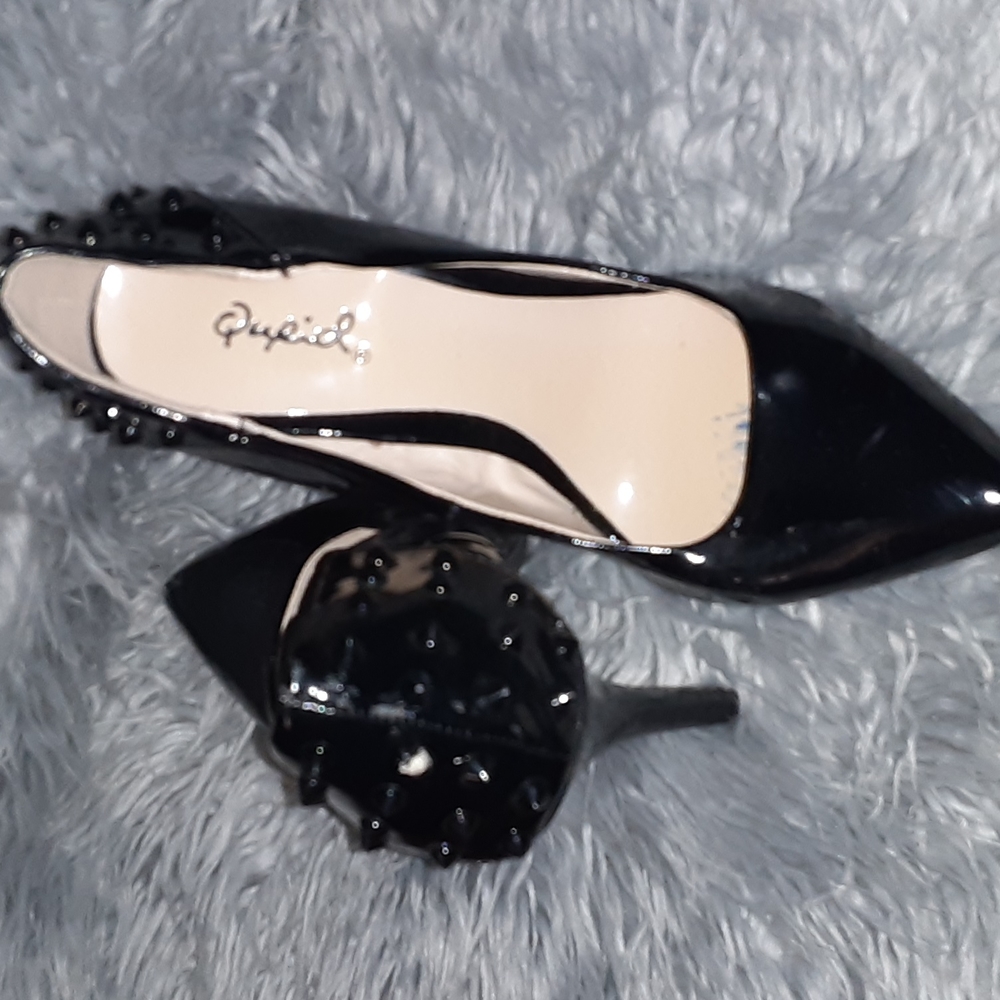Black  pointy studded back 4in heel nwot